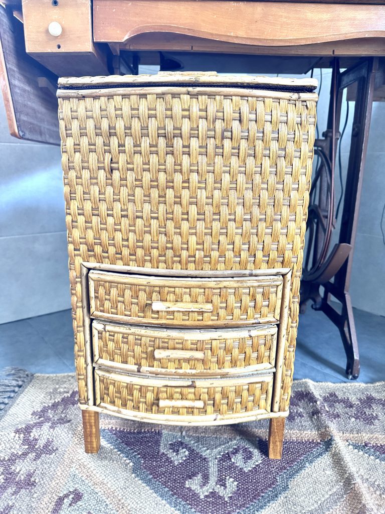 costureros de mimbre realizados de forma artesanal