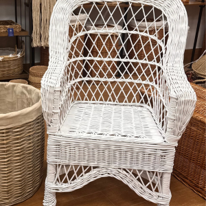 sillon de la abuela de mimbre artesanal en blanco