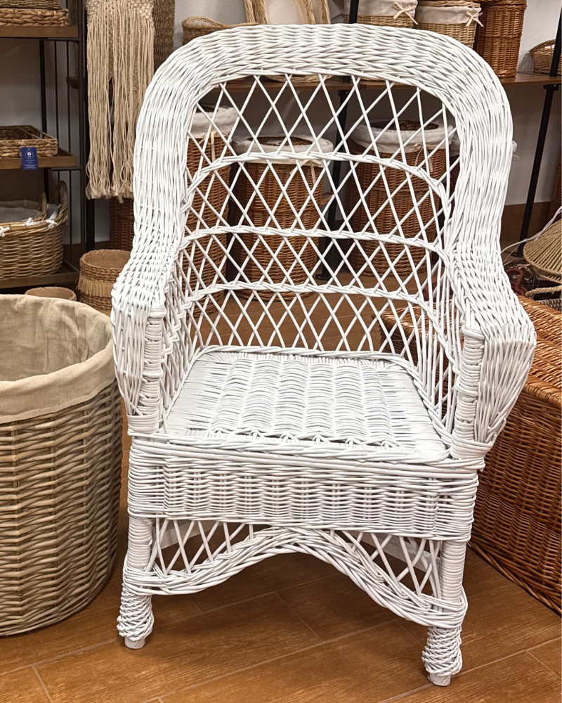 sillon de la abuela de mimbre artesanal en blanco