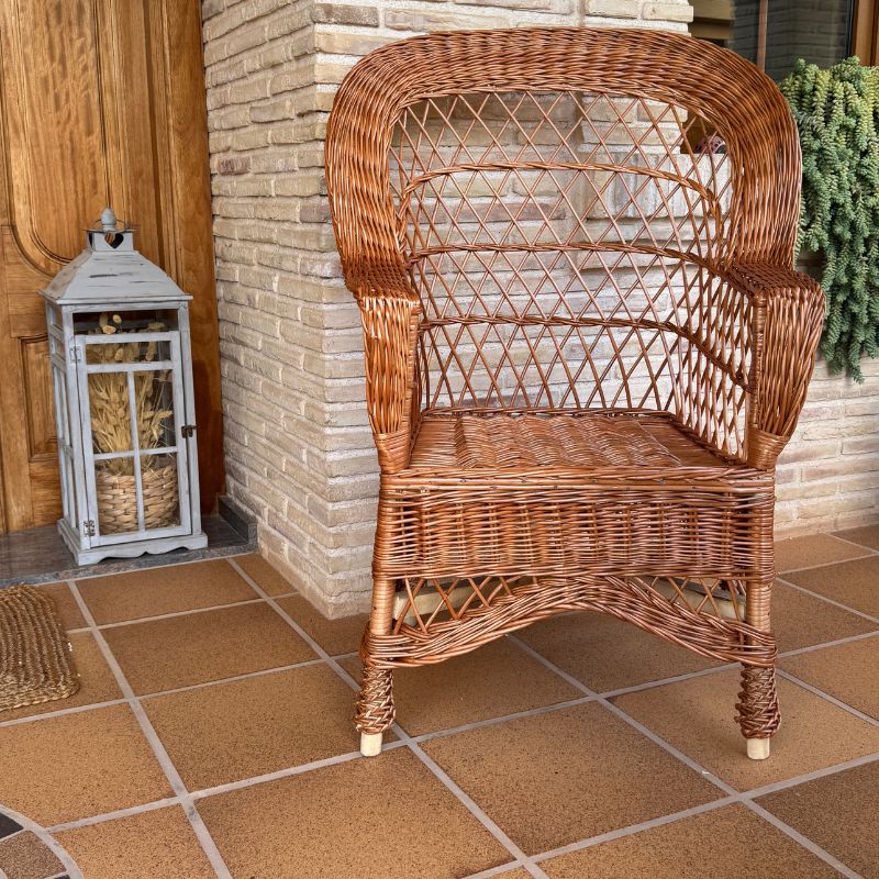 Sillon de mimbre artesanal en ambiente exterior