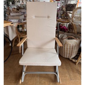 Mecedora de jardín plegable con cojín beige modelo Natural
