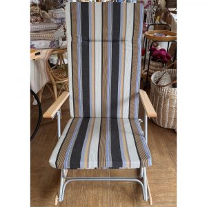 Mecedora de jardín reclinable acolchada con brazos de madera - La Mimbrera